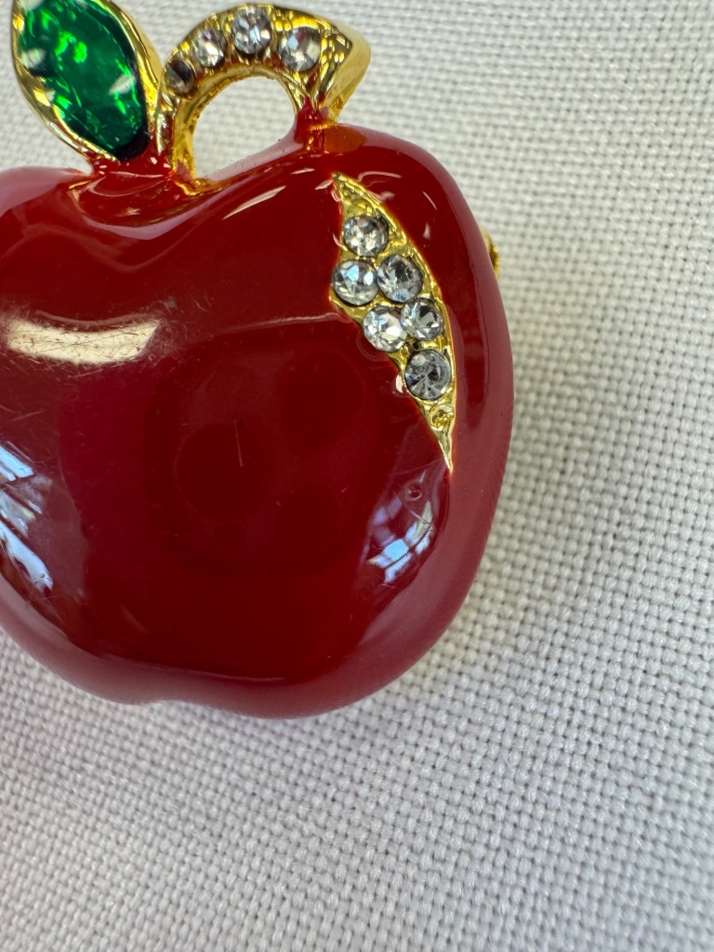 Red Apple Enamel Rhinestone Brooch Gold Tone Vintage - Picture 3 of 9